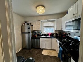 5315 W Wisconsin Ave in Milwaukee, WI - Building Photo - Building Photo