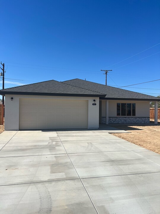 8625 Bay Ave in California City, CA - Building Photo