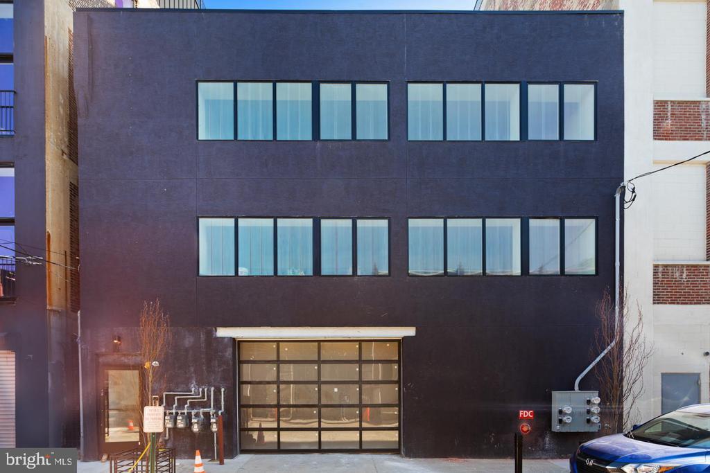 2109 S Iseminger St in Philadelphia, PA - Building Photo