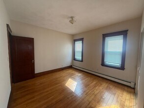 94 Raymond Ave, Unit 1 in Somerville, MA - Building Photo - Building Photo