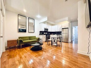 Furnished room/NOT APARTMENT in Queens, NY - Foto de edificio - Building Photo