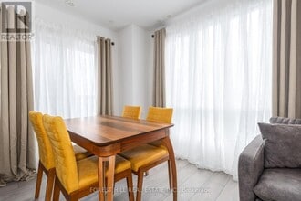 18 Lytham Grn Cir in Newmarket, ON - Building Photo - Building Photo