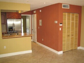 10824 N Kendall Dr in Miami, FL - Building Photo - Building Photo