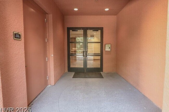 68 E Serene Ave in Las Vegas, NV - Foto de edificio - Building Photo