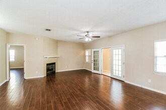 8895 Chambore Dr in Jacksonville, FL - Foto de edificio - Building Photo