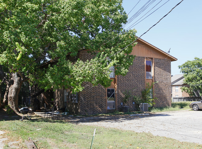 200 Uhland Rd in San Marcos, TX - Foto de edificio - Building Photo