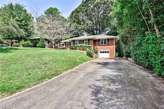 1422 Lively Ridge Rd NE in Atlanta, GA - Foto de edificio - Building Photo