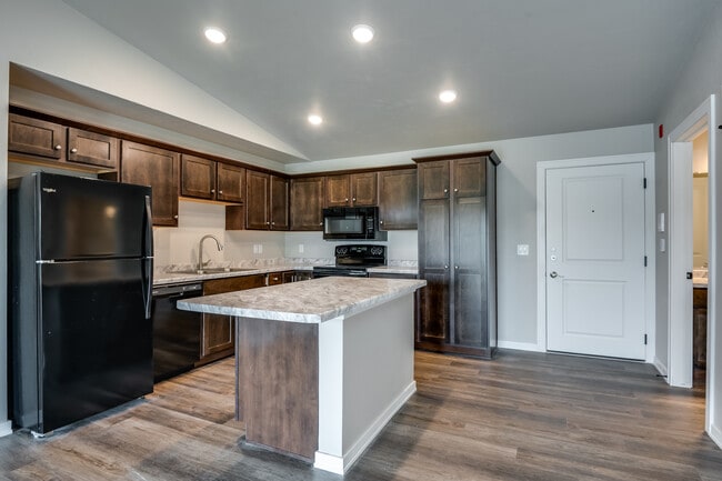 Fox Crossing Creek Apartments in Neenah, WI - Foto de edificio - Building Photo