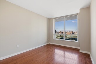 1 Shore Ln in Jersey City, NJ - Building Photo - Building Photo