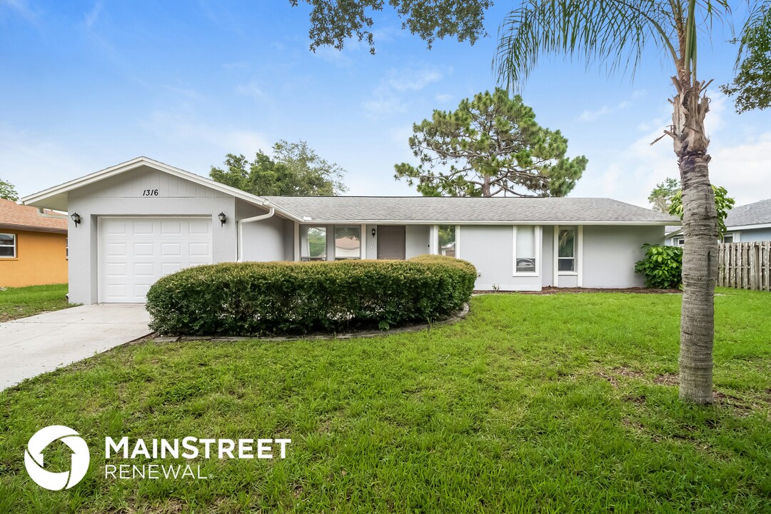 1316 Whispering Ln in Venice, FL - Foto de edificio