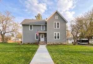 721 Dean St in Woodstock, IL - Building Photo