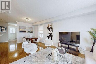 120 Candlebrook Dr in Whitby, ON - Building Photo - Building Photo
