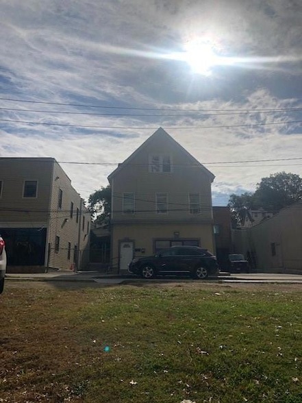 property at 17 S Macquesten Pkwy