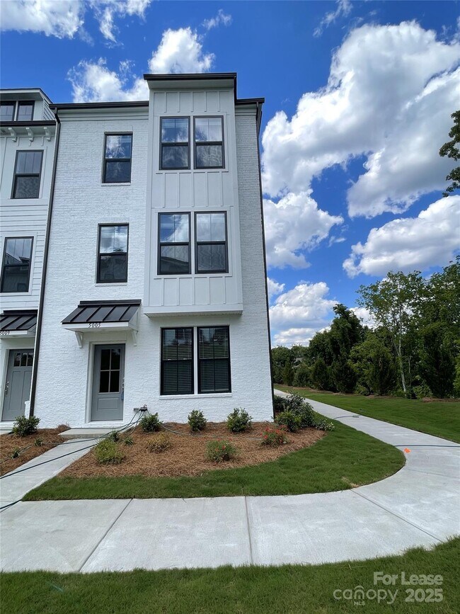 5005 Layman Dr in Charlotte, NC - Building Photo - Building Photo