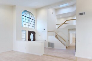 5813 Serrania Ave in Los Angeles, CA - Building Photo