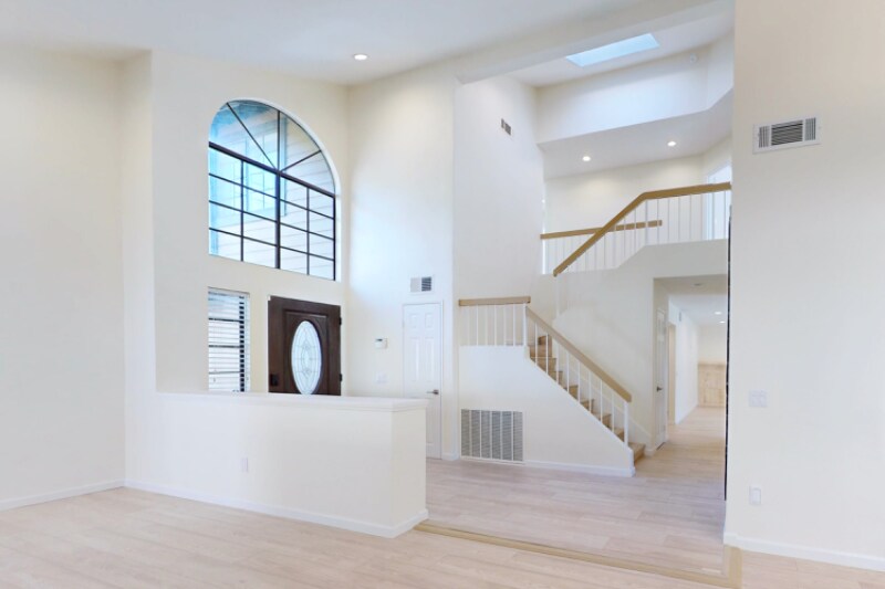 5813 Serrania Ave in Los Angeles, CA - Building Photo