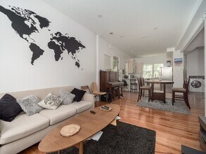 44 Mozart St, Unit 1 in Boston, MA - Foto de edificio - Building Photo