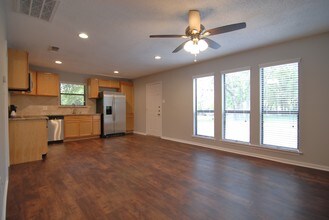 344 McCartney Blvd in Canyon Lake, TX - Foto de edificio - Building Photo