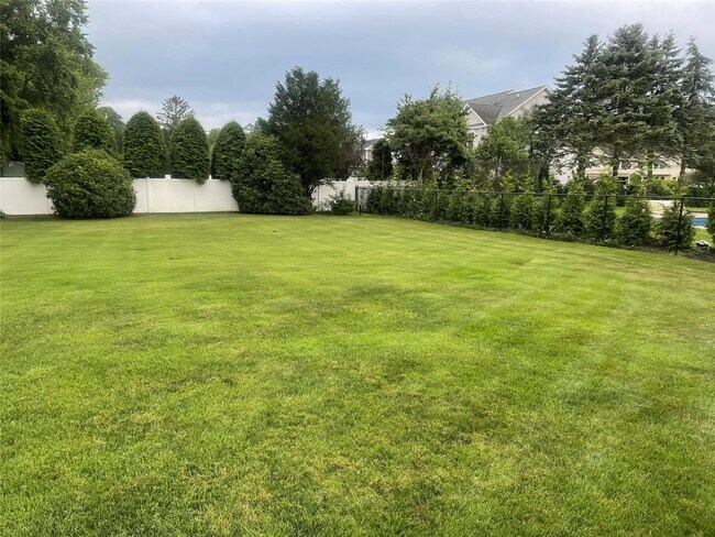 4 Pell Ln in Syosset, NY - Building Photo - Building Photo