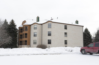 Summit Oaks Apartments in Coon Rapids, MN - Building Photo - Building Photo