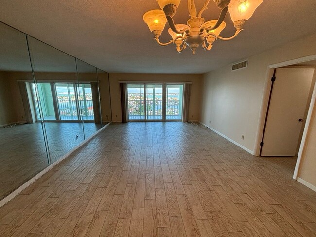 420 64th Ave in St Pete Beach, FL - Foto de edificio - Building Photo