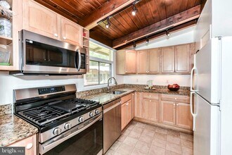 7632 Holmes Run Dr in Falls Church, VA - Building Photo - Building Photo