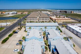 Leeward Isles Condominiums in Corpus Christi, TX - Foto de edificio - Building Photo