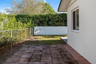 10525 SW 77th Ct in Miami, FL - Building Photo - Building Photo