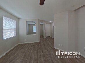 72 Japonica Ave in Las Vegas, NV - Building Photo - Building Photo