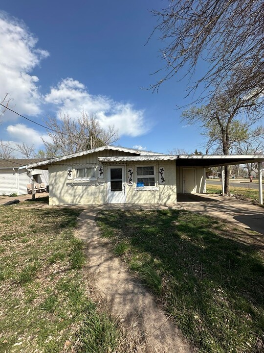 806 Hickory St in Great Bend, KS - Building Photo
