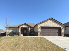 8402 Platinum Dr in Killeen, TX - Building Photo