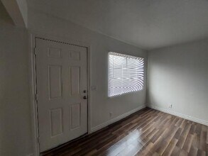 311 Misty Isle Ln in Las Vegas, NV - Foto de edificio - Building Photo