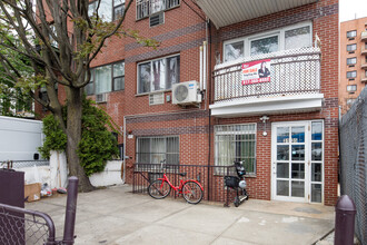 3135 Linden Pl in Flushing, NY - Building Photo - Building Photo