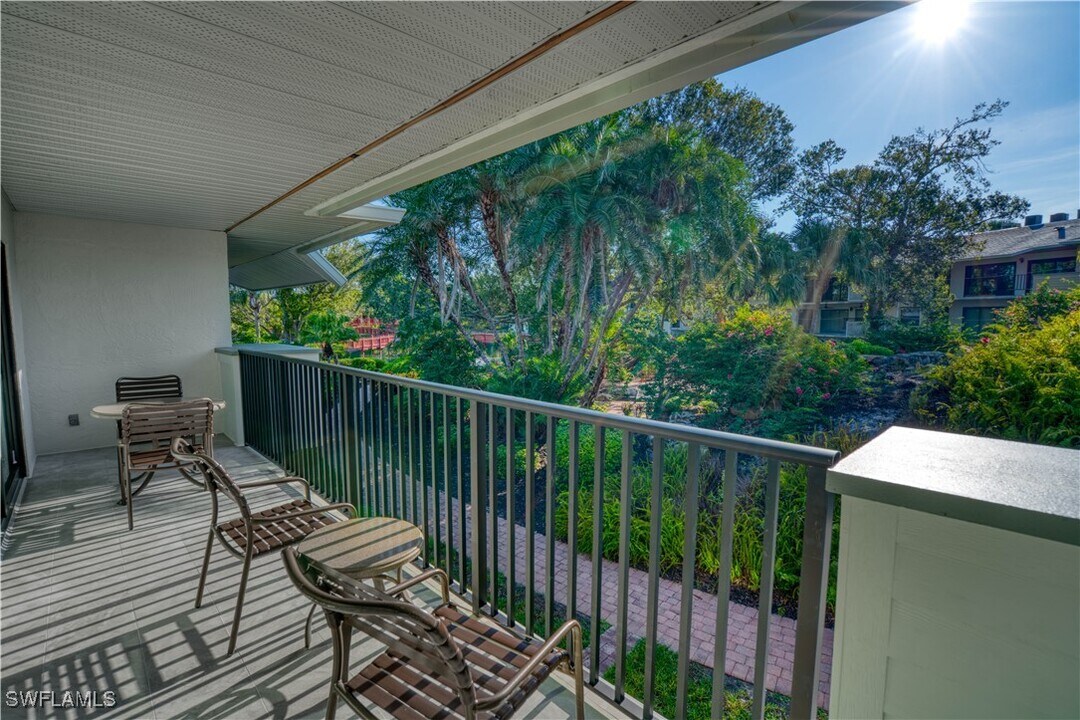 600 Neapolitan Way in Naples, FL - Building Photo
