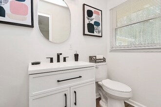 8025 Wilson Woods Dr in Mint Hill, NC - Foto de edificio - Building Photo