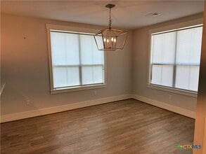 408 W Crestwood Dr in Victoria, TX - Building Photo - Building Photo