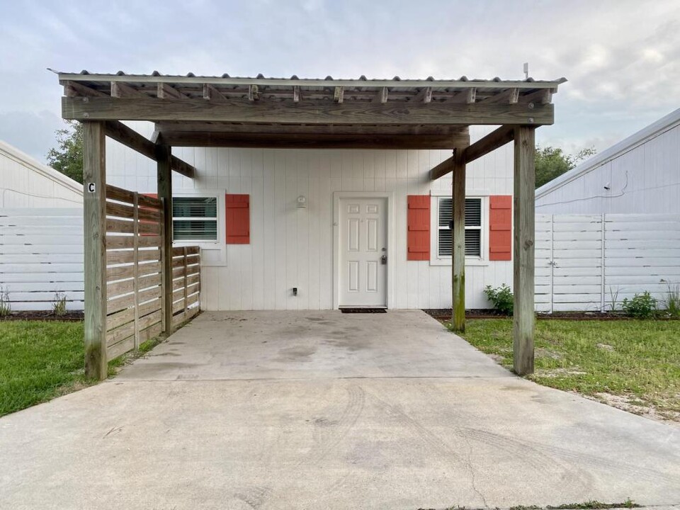 818 Airport Rd in Rockport, TX - Building Photo