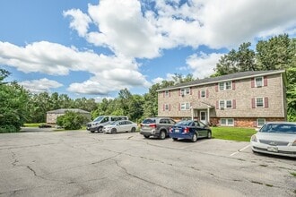 Borough Road in Pembroke, NH - Foto de edificio - Building Photo