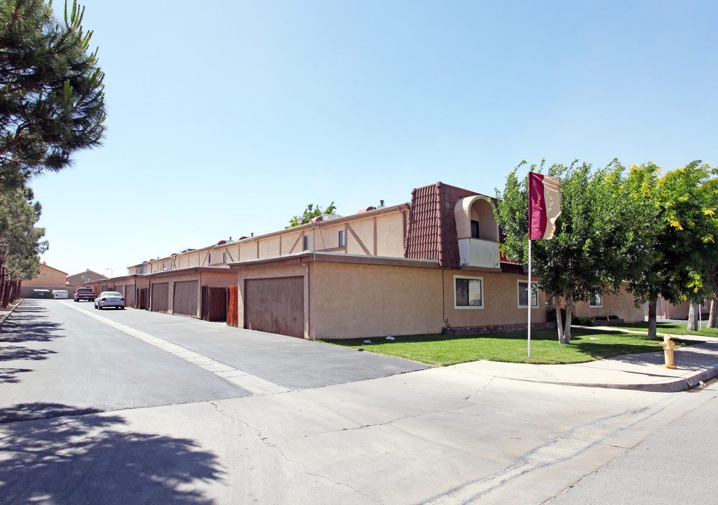 Somerset Townhomes in Lancaster, CA - Building Photo