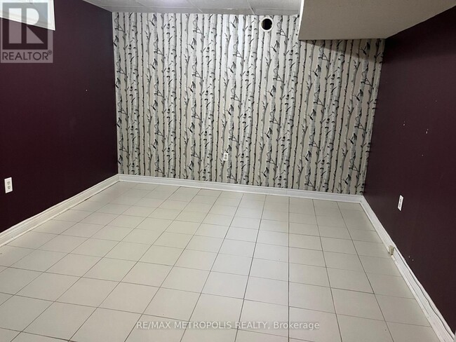 99 Tulip St in Georgina, ON - Building Photo - Building Photo