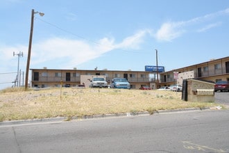 Freeway East Apartments in El Paso, TX - Foto de edificio - Building Photo