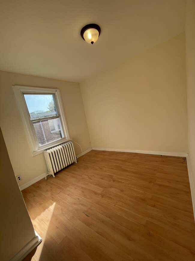 5821 N Woodstock St in Philadelphia, PA - Building Photo - Building Photo