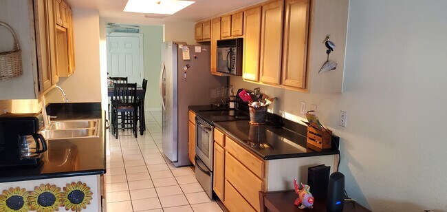 8718 Bay Ct in Cape Canaveral, FL - Foto de edificio - Building Photo