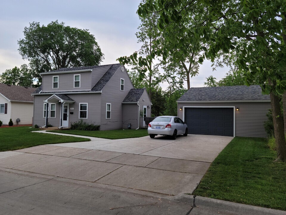 29932 Balmoral St in Garden City, MI - Building Photo