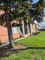 7831 Roberts Rd in Bridgeview, IL - Building Photo