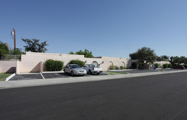760-800 E Cottonwood Rd in Palm Springs, CA - Foto de edificio - Building Photo