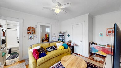 15 Governors Ave, Unit 16 in Medford, MA - Foto de edificio - Building Photo