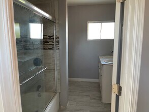 15013 Hartsook St, Unit Main House in Sherman Oaks, CA - Foto de edificio - Building Photo