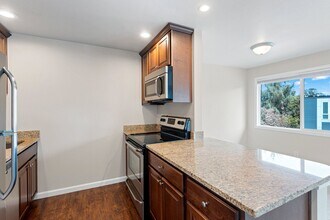 Bayshore Vista Apartments in Kirkland, WA - Building Photo - Interior Photo