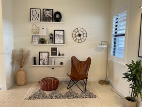 8175 NW 104th Ave in Doral, FL - Foto de edificio - Building Photo